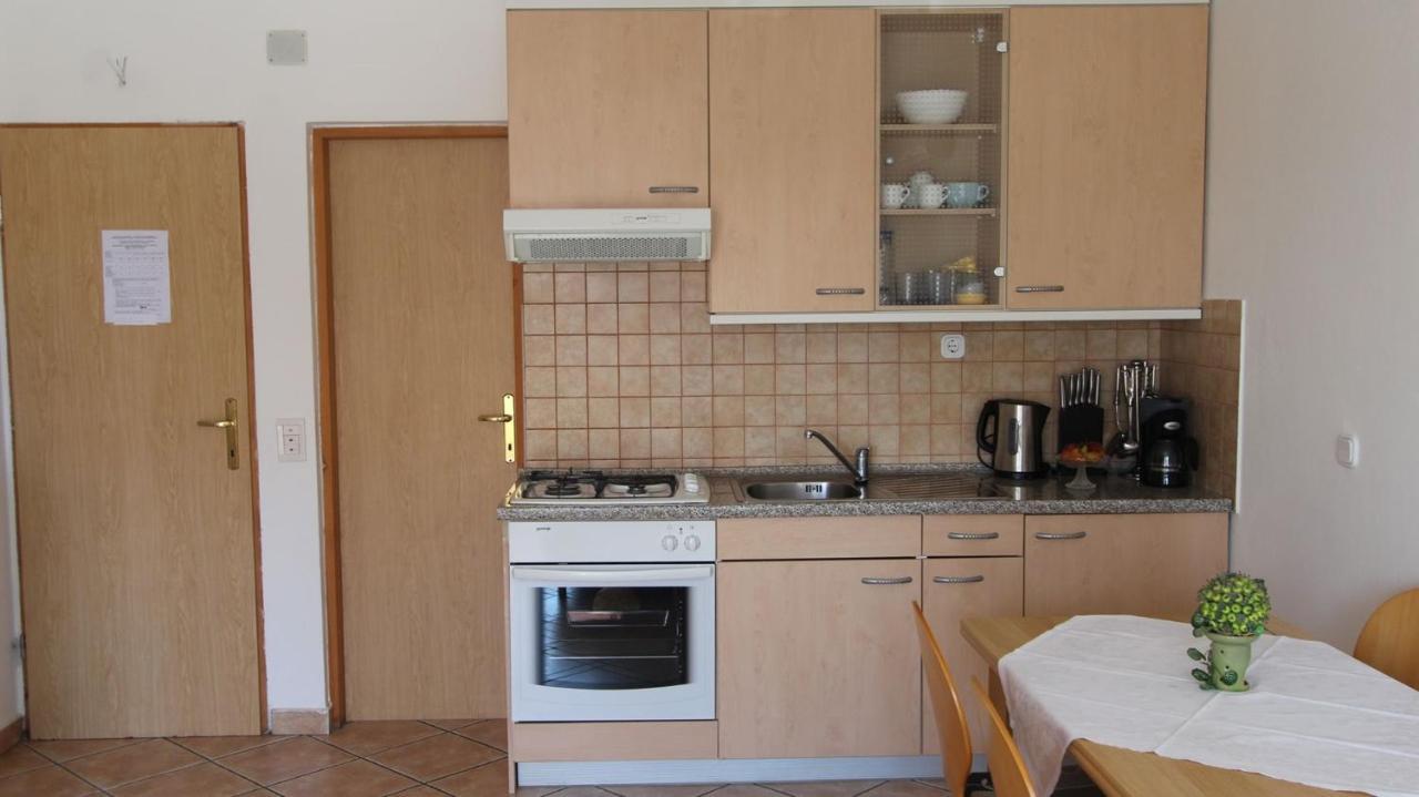 Apartments Grahovac Malinska Buitenkant foto