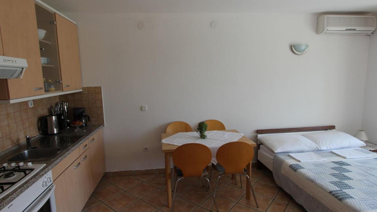 Apartments Grahovac Malinska Buitenkant foto