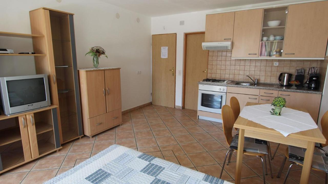 Apartments Grahovac Malinska Buitenkant foto