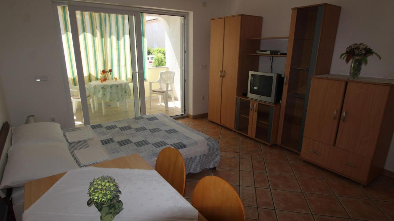 Apartments Grahovac Malinska Buitenkant foto