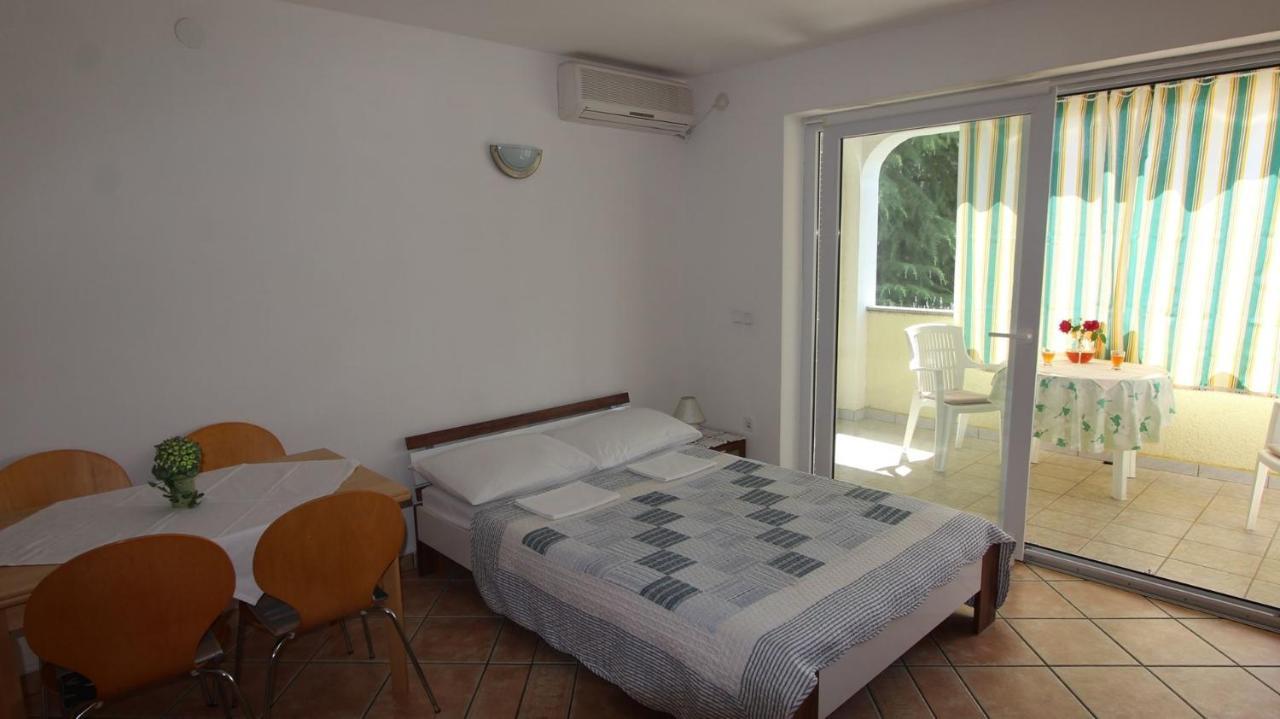 Apartments Grahovac Malinska Buitenkant foto