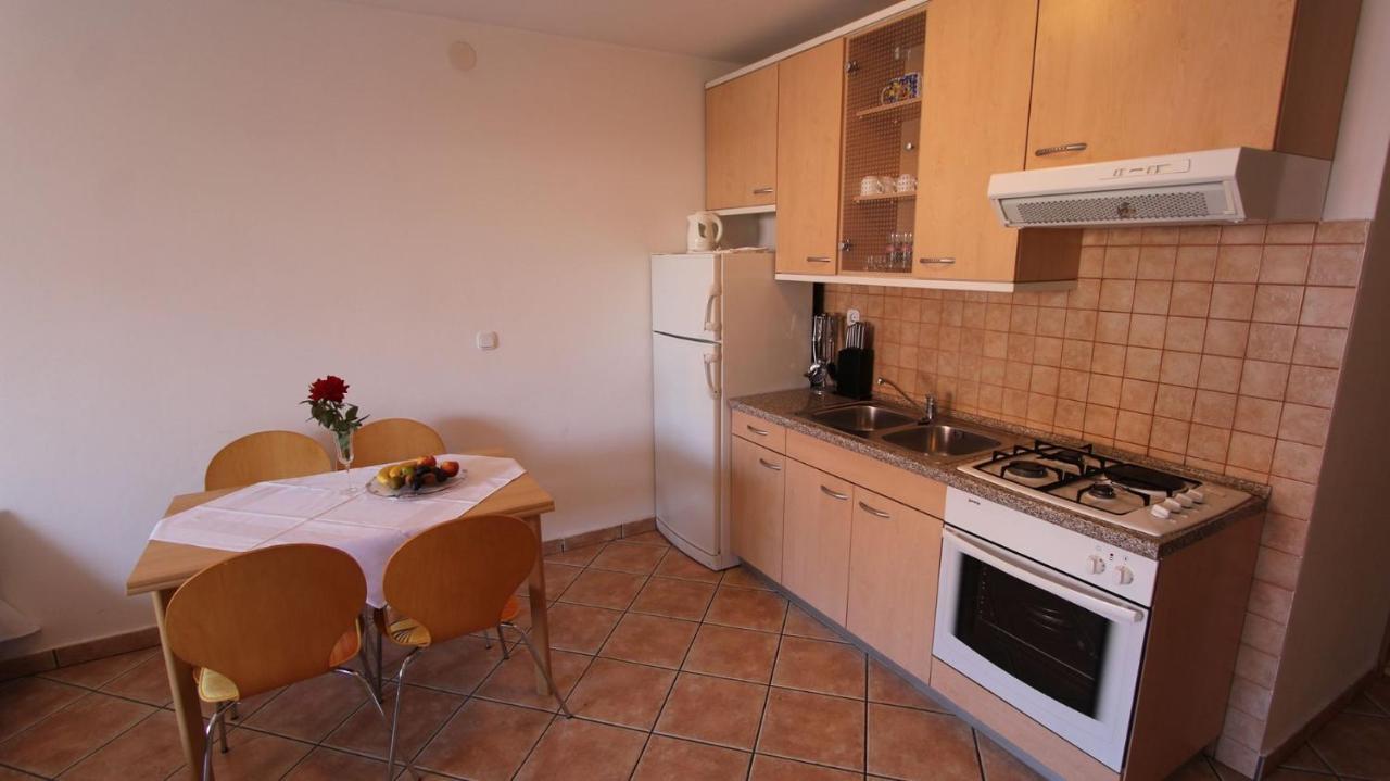 Apartments Grahovac Malinska Buitenkant foto