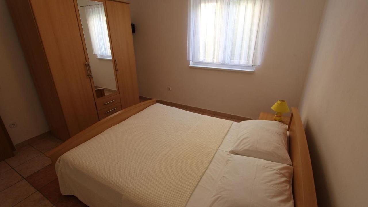 Apartments Grahovac Malinska Buitenkant foto
