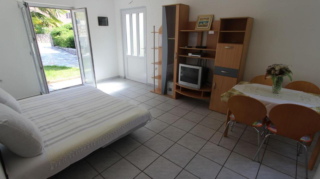 Apartments Grahovac Malinska Buitenkant foto