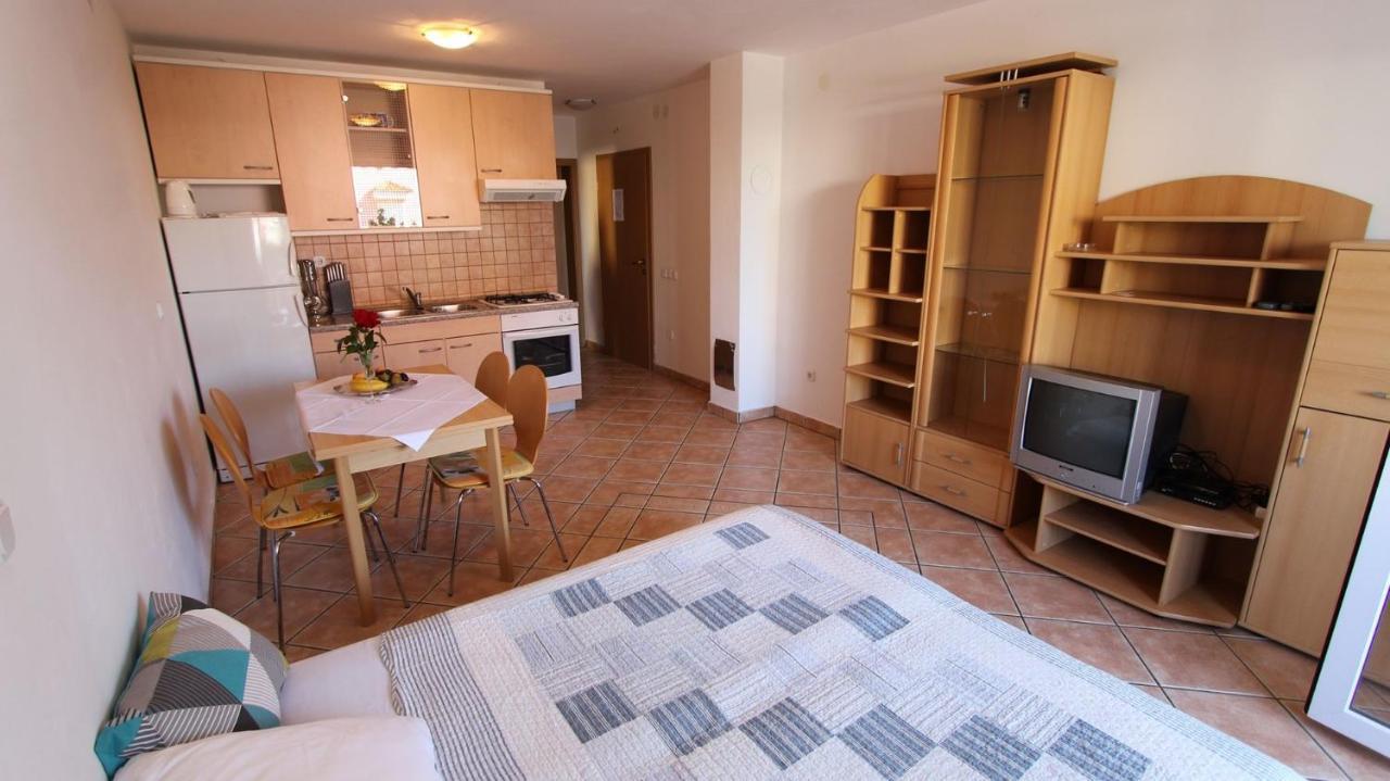 Apartments Grahovac Malinska Buitenkant foto
