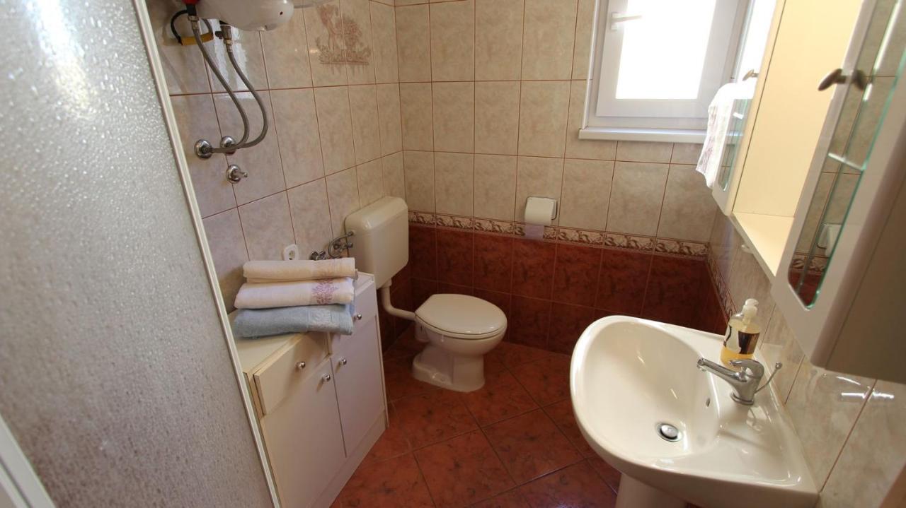 Apartments Grahovac Malinska Buitenkant foto