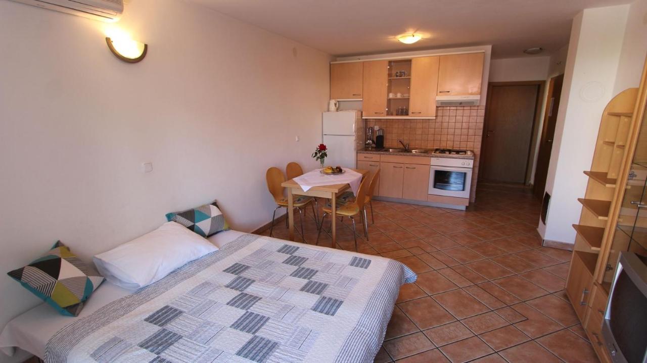 Apartments Grahovac Malinska Buitenkant foto