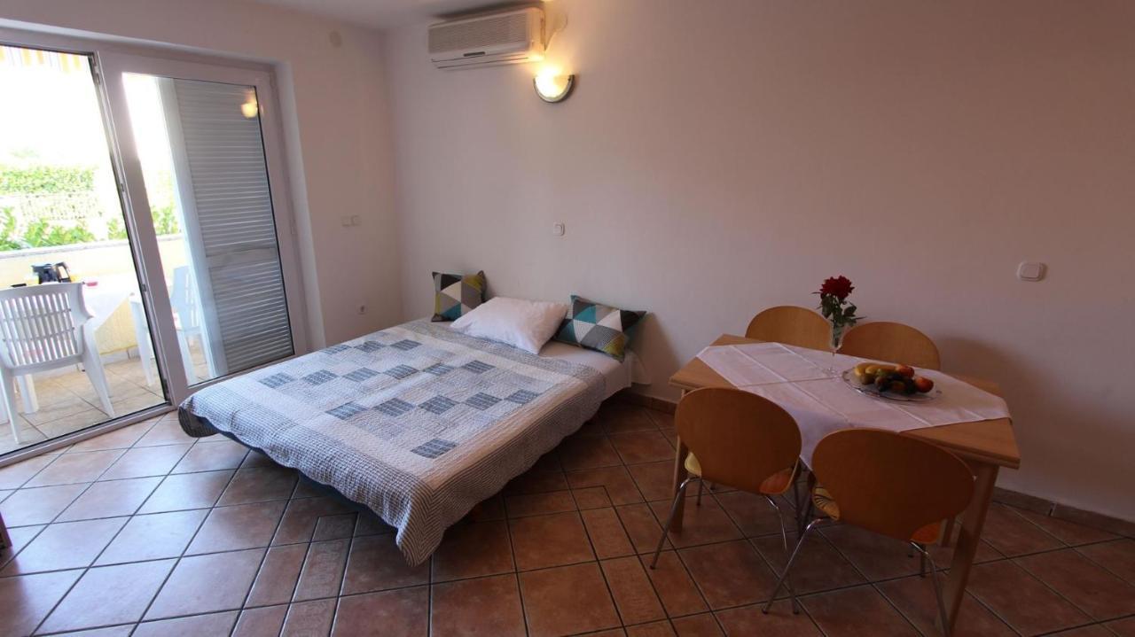 Apartments Grahovac Malinska Buitenkant foto