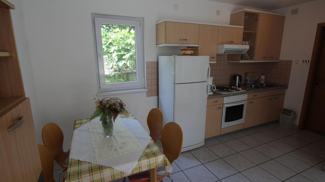 Apartments Grahovac Malinska Buitenkant foto