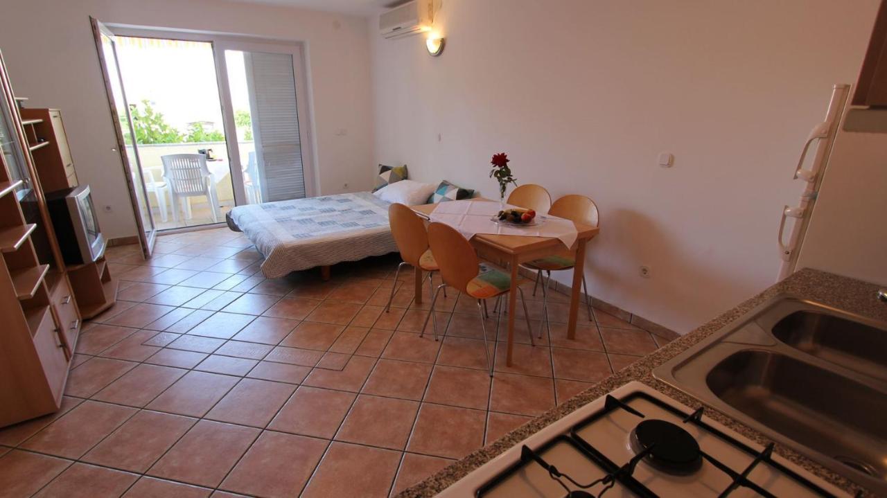Apartments Grahovac Malinska Buitenkant foto