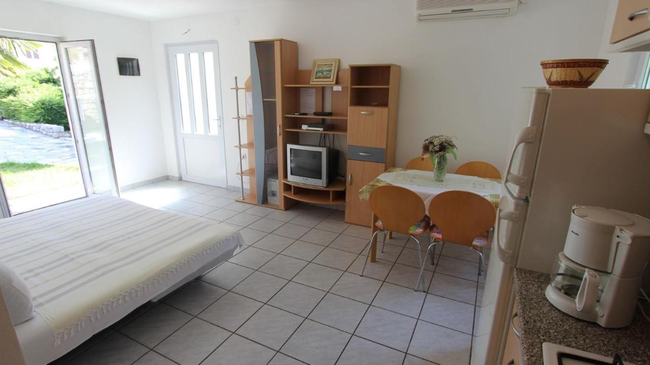 Apartments Grahovac Malinska Buitenkant foto